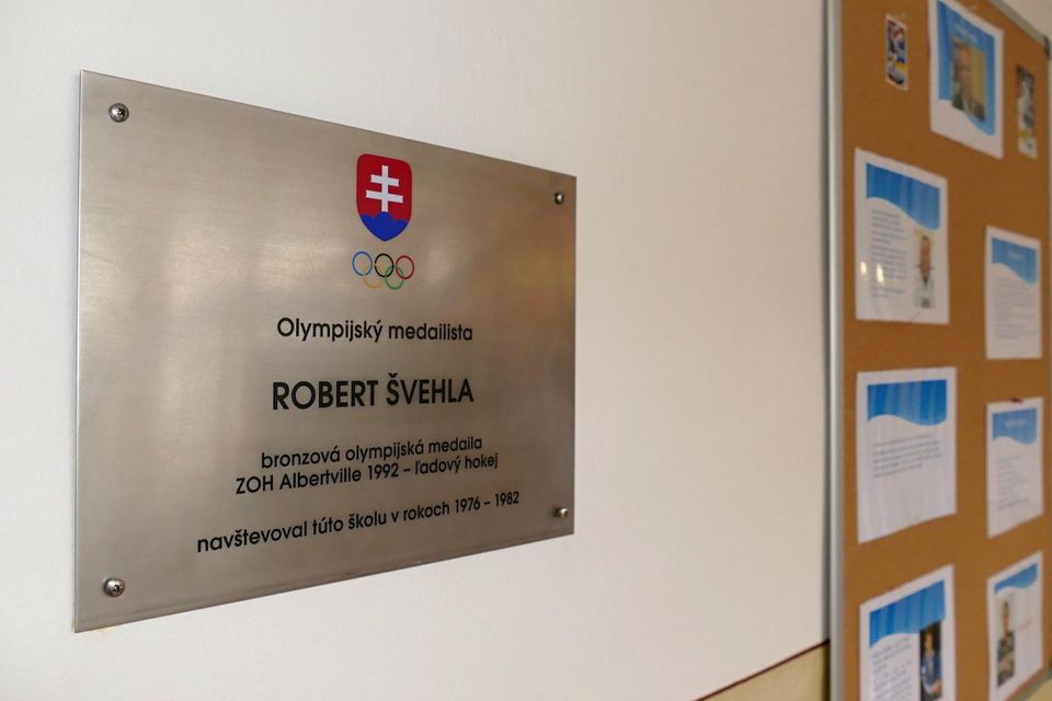 Pamätná tabuľa, ktorú odhalili olympijskému medailistovi v ľadovom hokeji Róbertovi Švehlovi v priestoroch Základnej školy Jozefa Kronera v Martine.