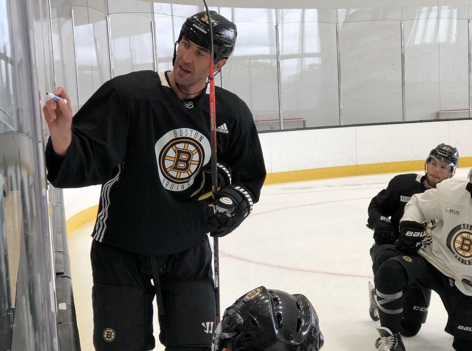 Kapitán Bostonu Bruins Zdeno Chára počas tréningu.