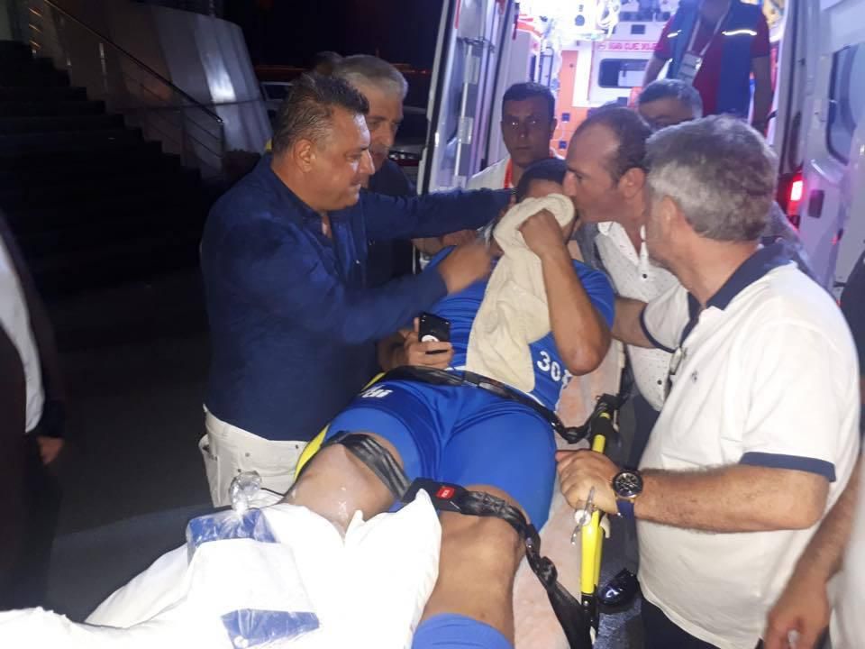 Moestafa El Kabir pri prevoze do nemocnice.