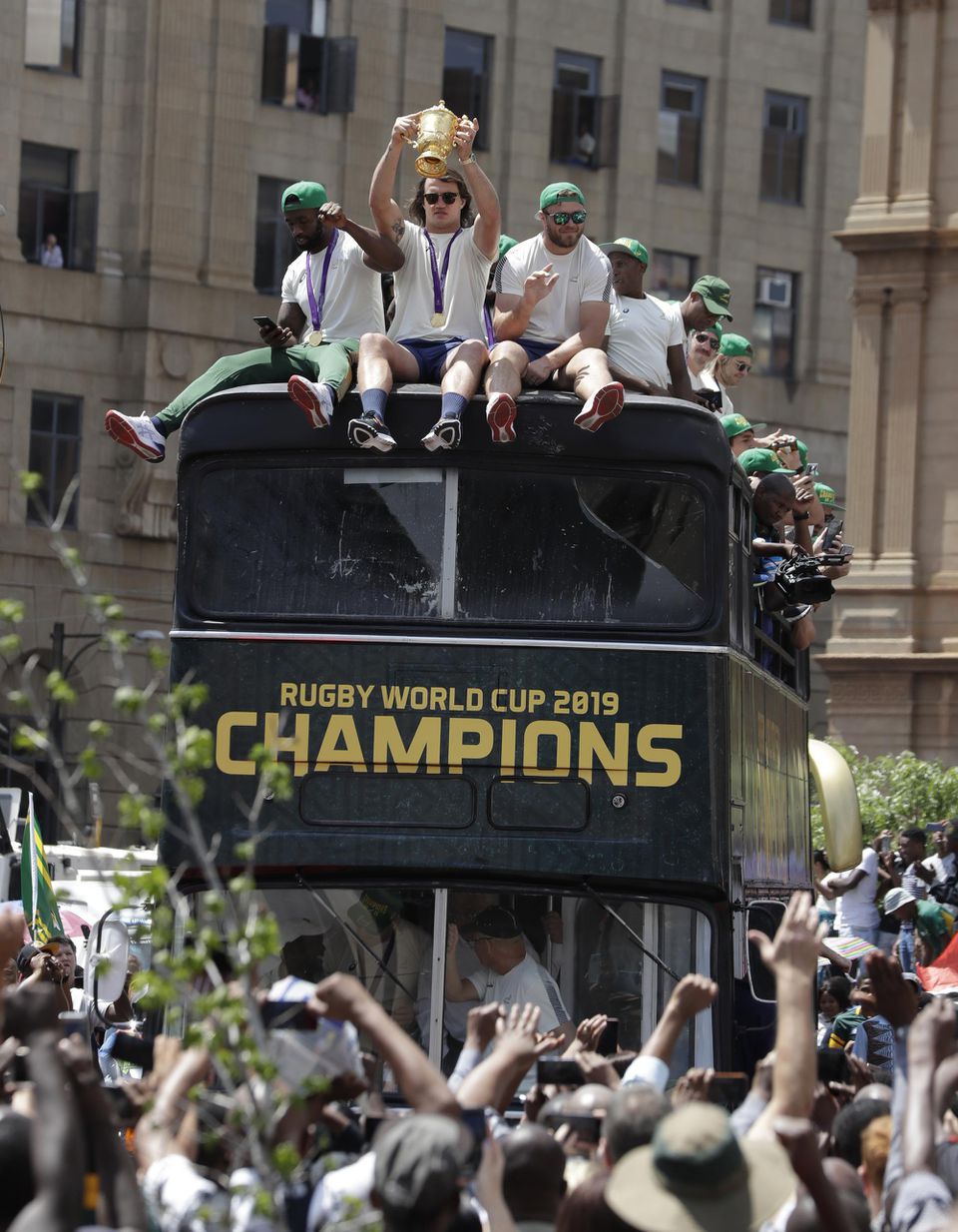 Oslava juhoafrických hráčov rugby počas príchodu do hlavného mesta.