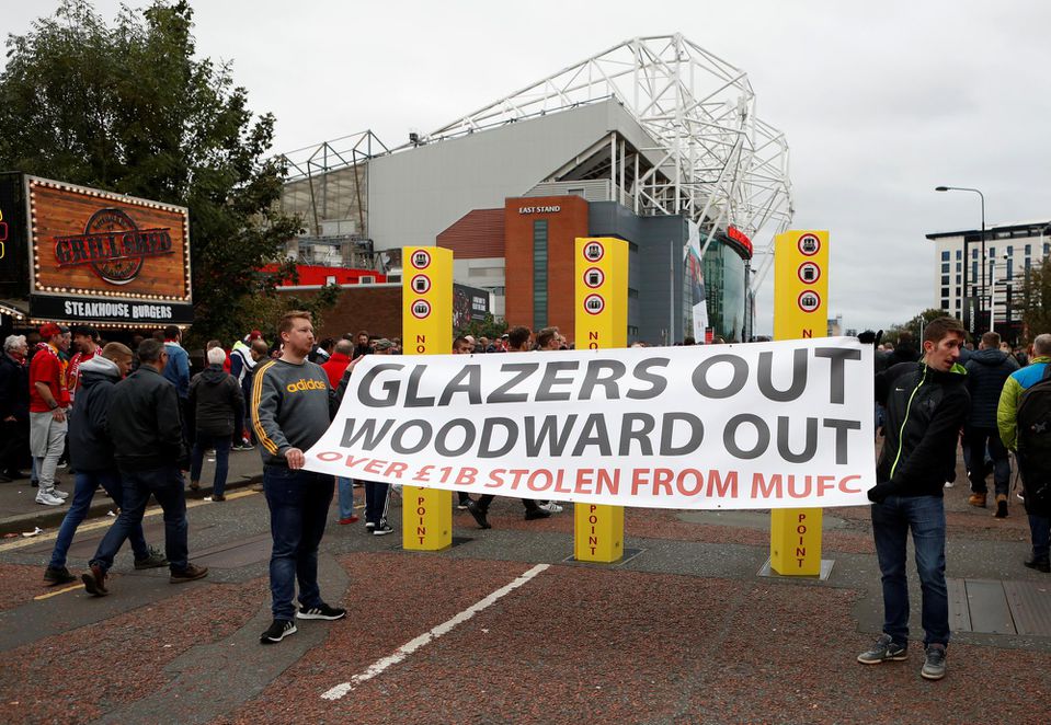 Fanúšikovia Manchestru United s transparentom proti majiteľom klubu.