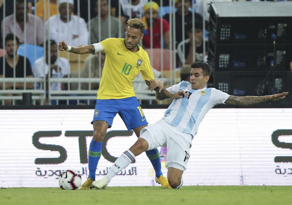 Hráč Brazílie Neymar (vľavo) a hráč Argentíny Angel Correa v súboji o loptu v prípravnom zápase Brazília - Argentína v saudskoarabskej Džidde