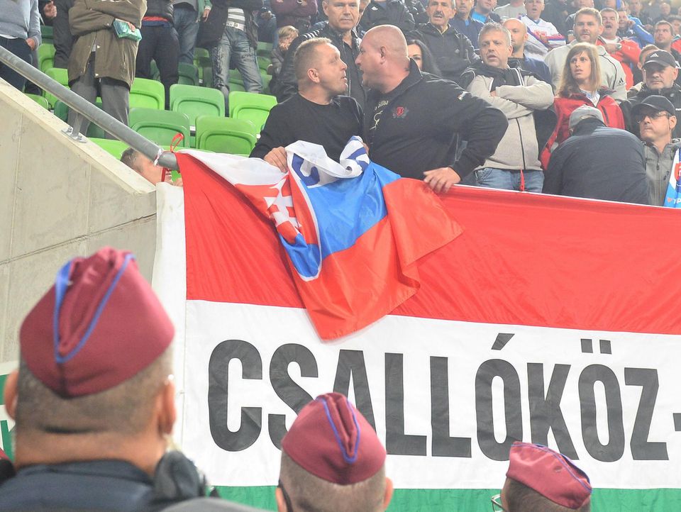 Fanúšik  Slovenska chráni vlastnú vlajku pred maďarským