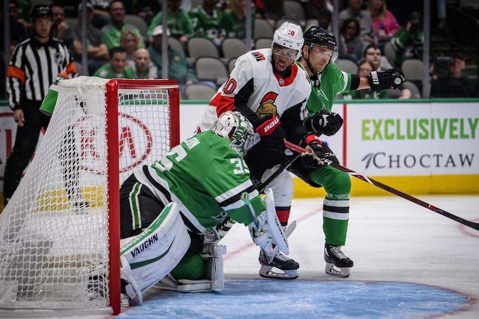 Andrej Sekera (Dallas Stars) v súboji s hráčom Ottawy Senators.