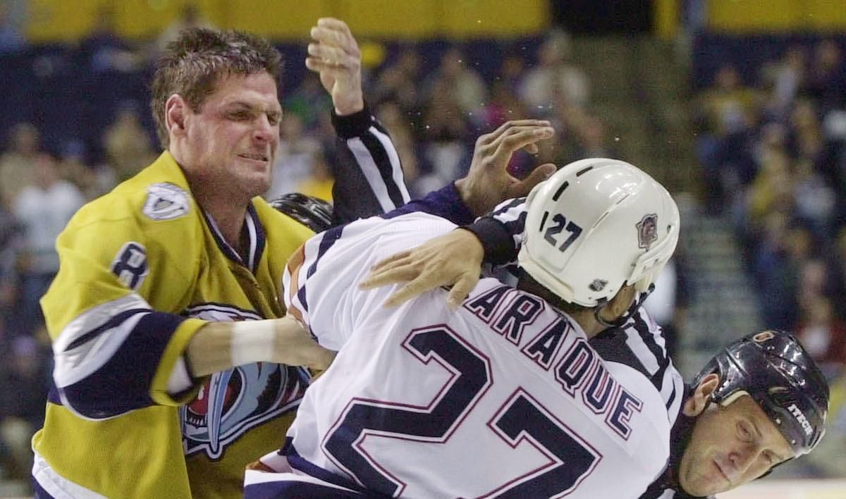 Stu Grimson (vľavo) si bitky v NHL užíval.