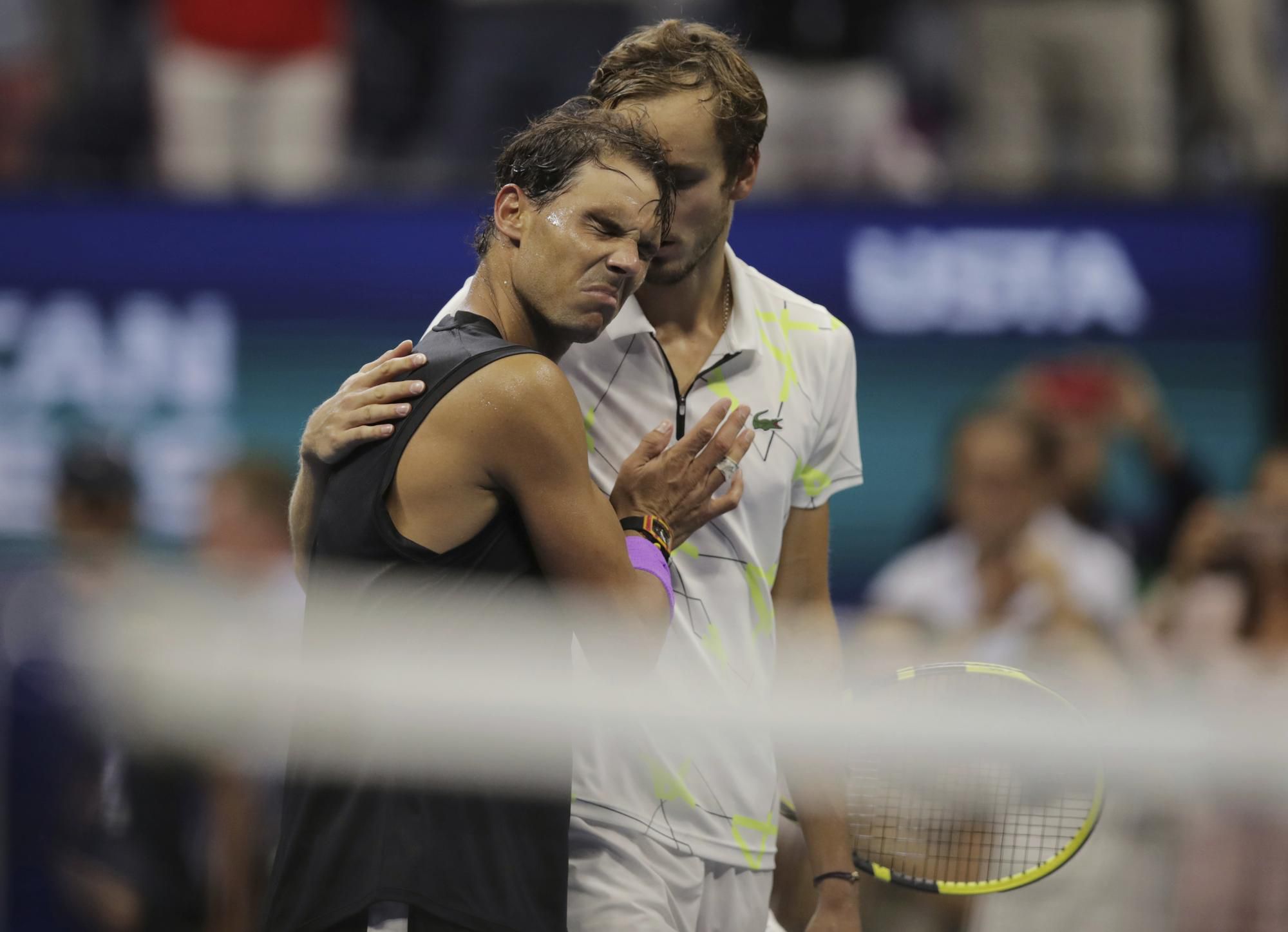Ruský tenista Daniil Medvedev (vpravo) gratuluje k víťazstvu Španielovi Rafaelovi Nadalovi.