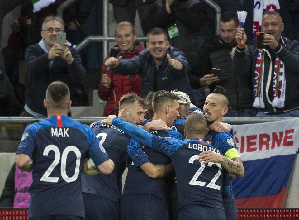 Slovenskí futbalisti oslavujú gól v zápase proti Walesu