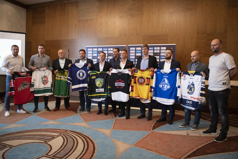 Spoločná fotografia zástupcov prvoligových hokejových klubov, uprostred prezident SZĽH Miroslav Šatan.