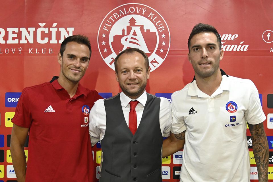 Tréner AS Trenčín Matthias Kohler (vľavo), generálny manažér AS Trenčín Róbert Rybníček (uprostred) a kapitán AS Trenčín David Depetris