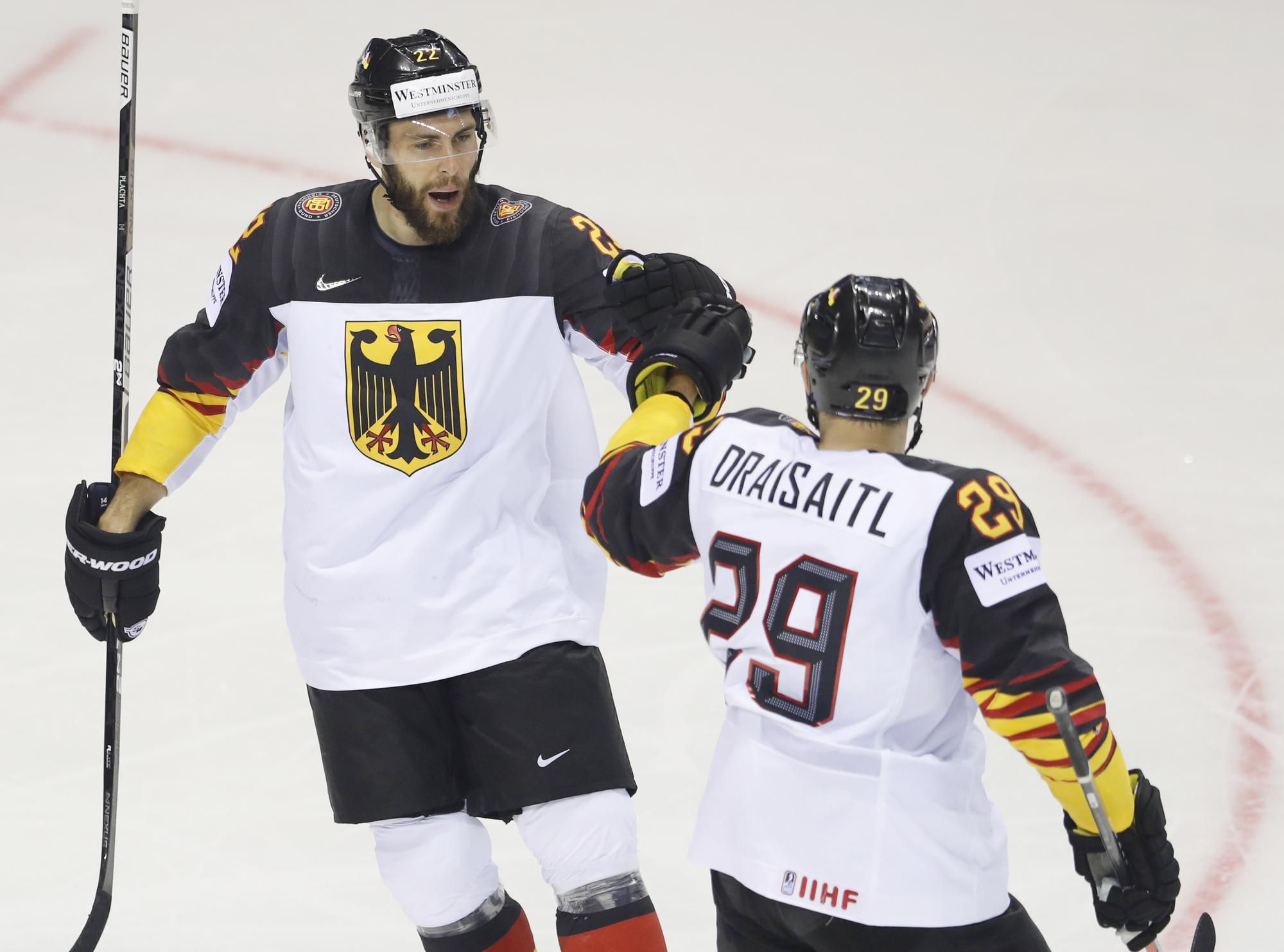 Nemecký hokejista Matthias Plachta sa teší z gólu so spoluhráčom Leonom Draisaitlom.