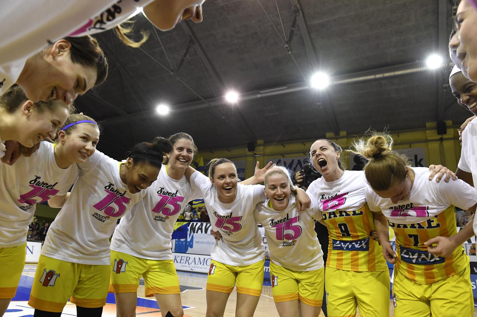 Radosť basketbalistiek Good Angels Košice z 15. titulu.