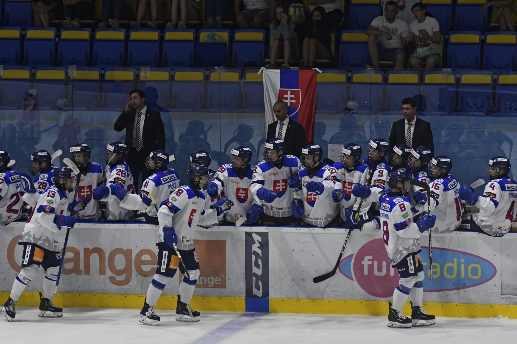 Striedačka slovenskej hokejovej reprezentácie počas zápasu turnaja hokejistov do 18 rokov Hlinka Gretzky Cup.