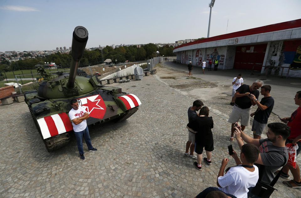 Fanúšikovia CZ Belehrad zaparkovali pred štadiónom bojový tank.