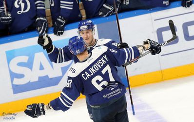 Michal Čajkovský naskočil do sezóny KHL výborne, patrí medzi najproduktívnejších obrancov súťaže