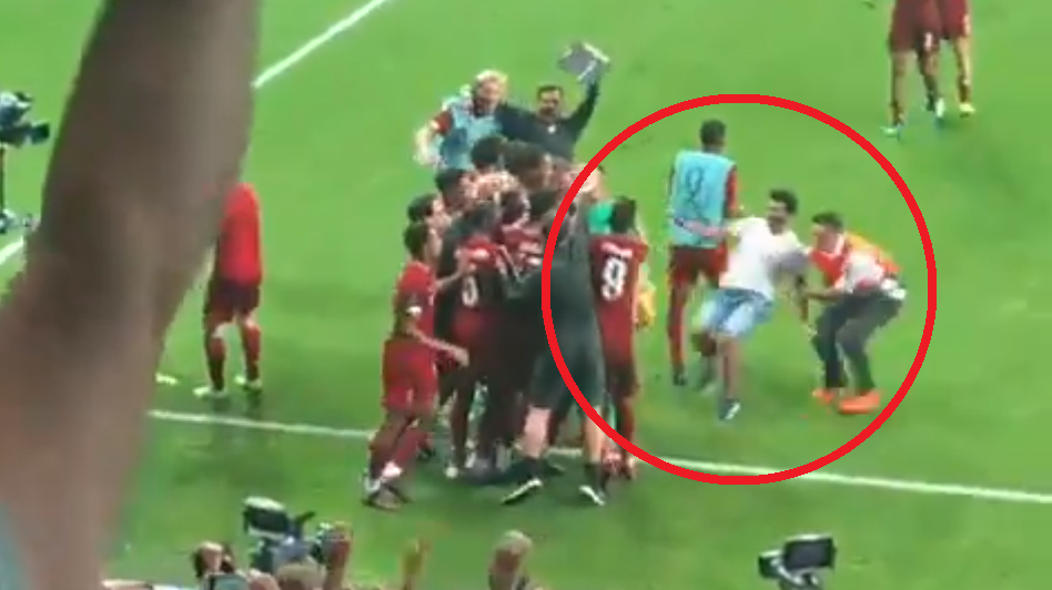 VIDEO: Fanúšik zranil pri oslavách pohára kľúčového hráča, zachytili to aj kamery