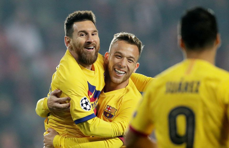 Lionel Messi, Arthur a v pozadí Luis Suárez po góle do siete Slavie Praha