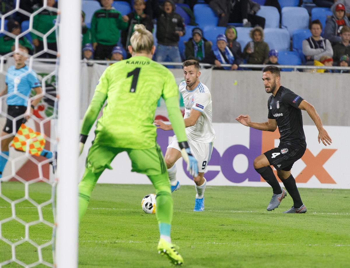 Brankár Loris Karius z Besiktas Istanbul, Andraž Šporar z ŠK Slovan Bratislava a Víctor Ruiz z Besiktas Istanbul.