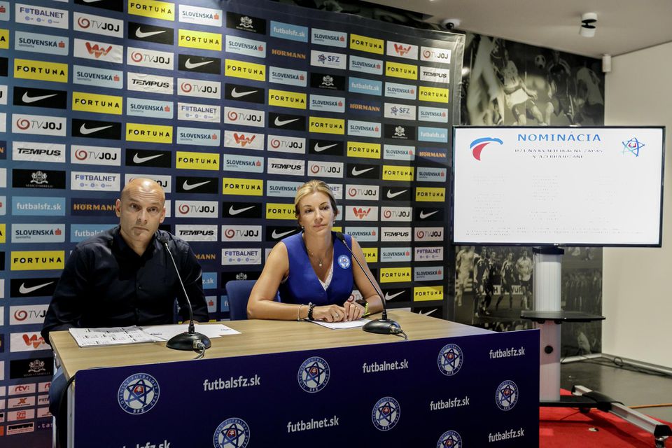 Zľava tréner tímu SR 21 Adrian Guľa a hovorkyňa Slovenského futbalového zväzu (SFZ) Monika Jurigová počas nominačnej tlačovej konferencie.