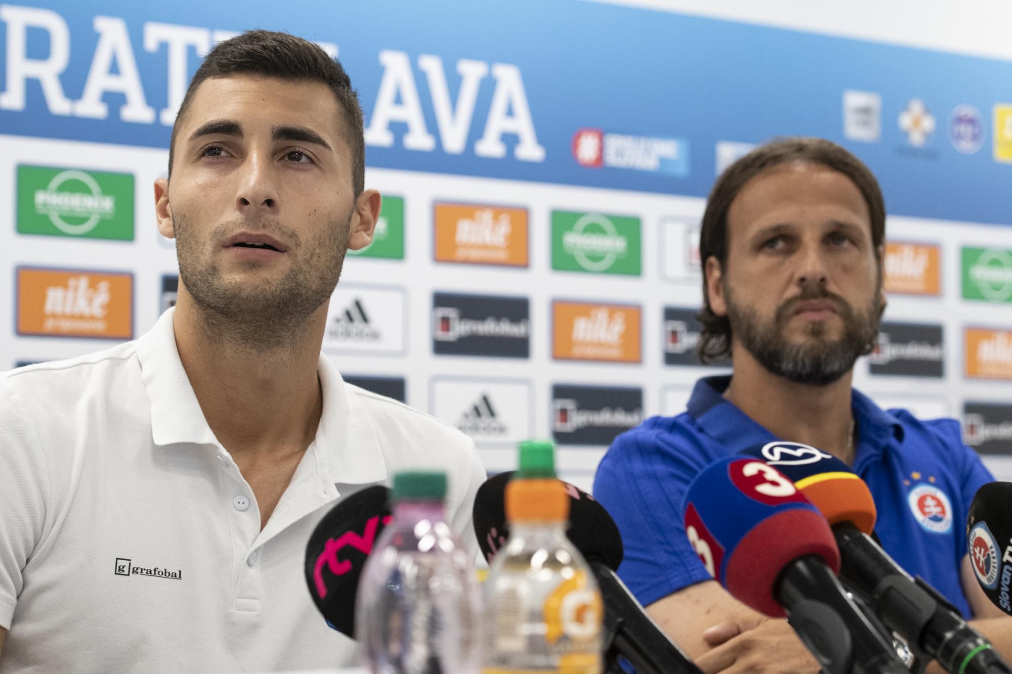 Brankár ŠK Slovan Bratislava Dominik Greif a tréner Ján Kozák ml. počas tlačovej konferencie.