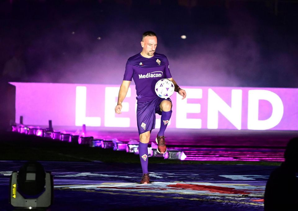 Nová posila talianskeho klubu ACF Fiorentina francúzsky veterán Franck Ribery počas oficiálneho predstavenia vo Florencii.
