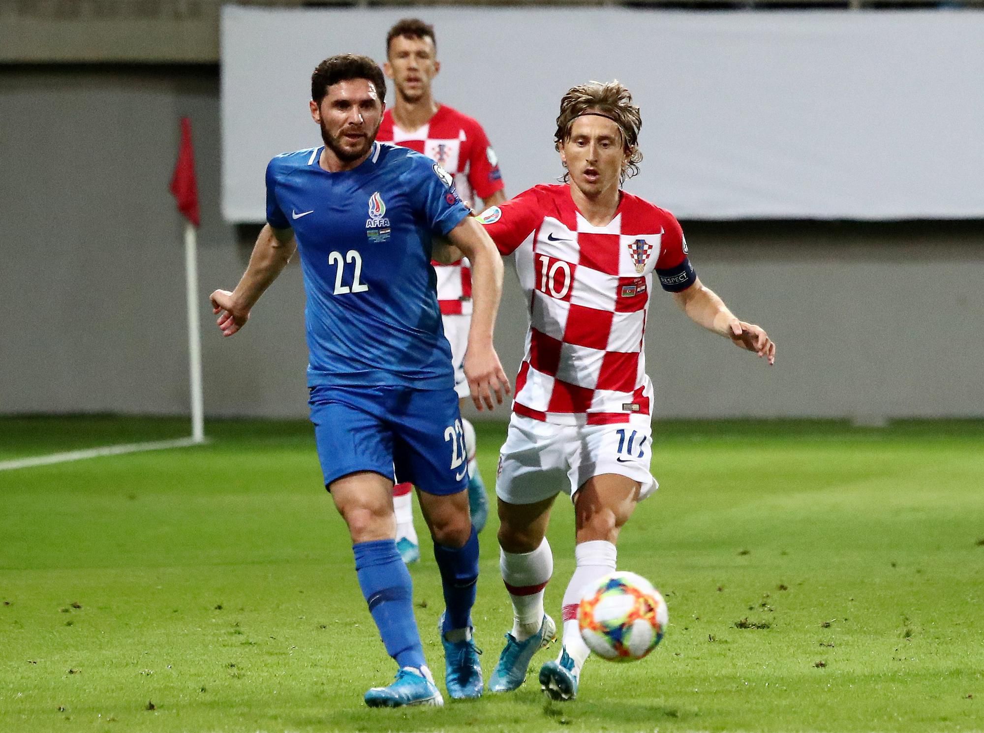 Luka Modrič v zápase s Azerbajdžanom.
