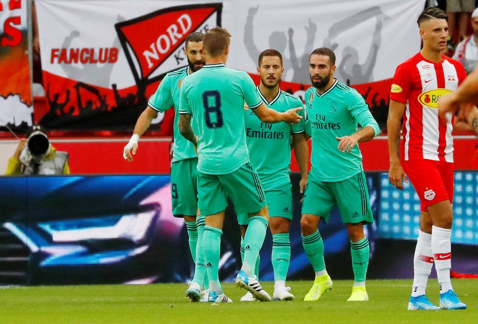 Eden Hazard oslavuje so spoluhráčmi z Realu Madrid