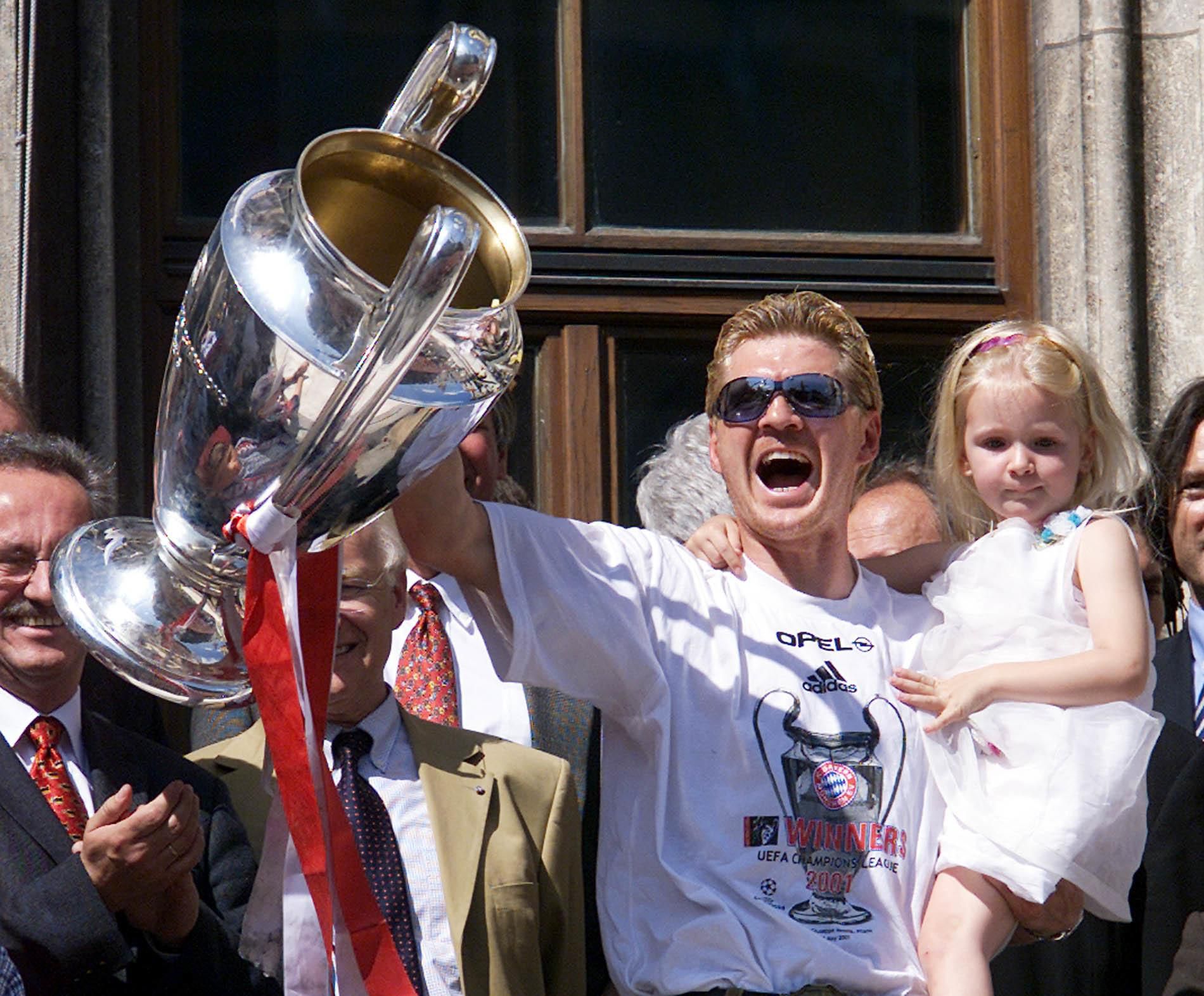 Kapitán FC Bayern Mníchov Stefan Effenberg drží víťaznú trofej Ligy majstrov (máj 2001).