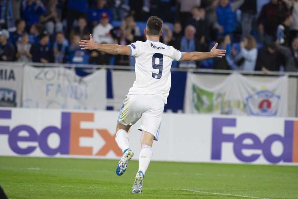 Andraž Šporar zo Slovana Bratislava oslavuje gól do siete Wolverhamptonu