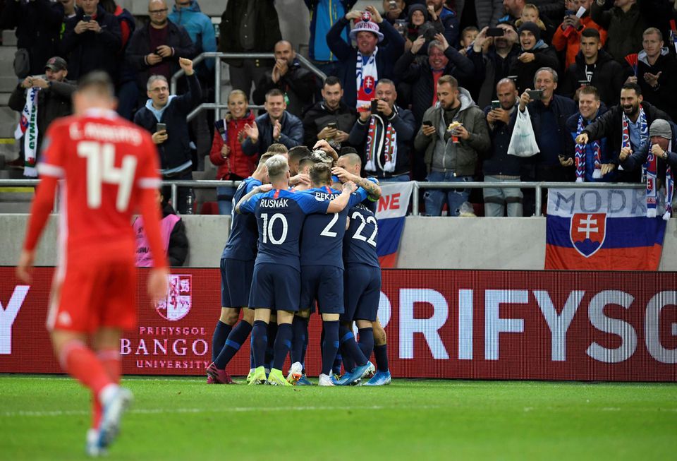 Slovenskí futbalisti oslavujú gól v zápase proti Walesu