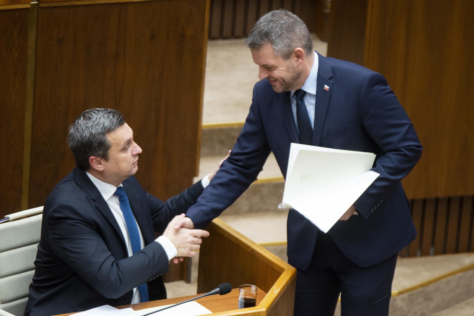 Vľavo predseda NR SR Andrej Danko (SNS) a vpravo predseda vlády SR Peter Pellegrini (Smer-SD).