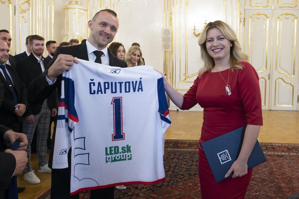 Zuzana Čaputová počas prijatia hokejbalovej reprezentácie SR.