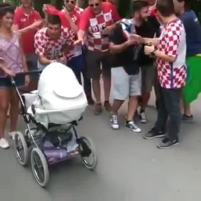 Chorvátski „navijači” zaspievali na Slovensku uspávanku dieťaťu v kočíku