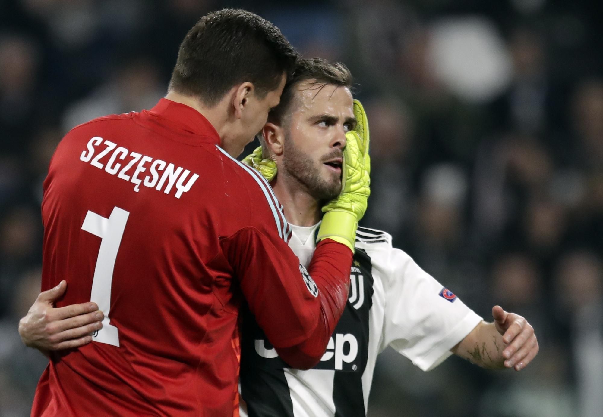 Brankár Juventusu Wojciech Szczesny a Miralem Pjanič sa tešia z gólu.