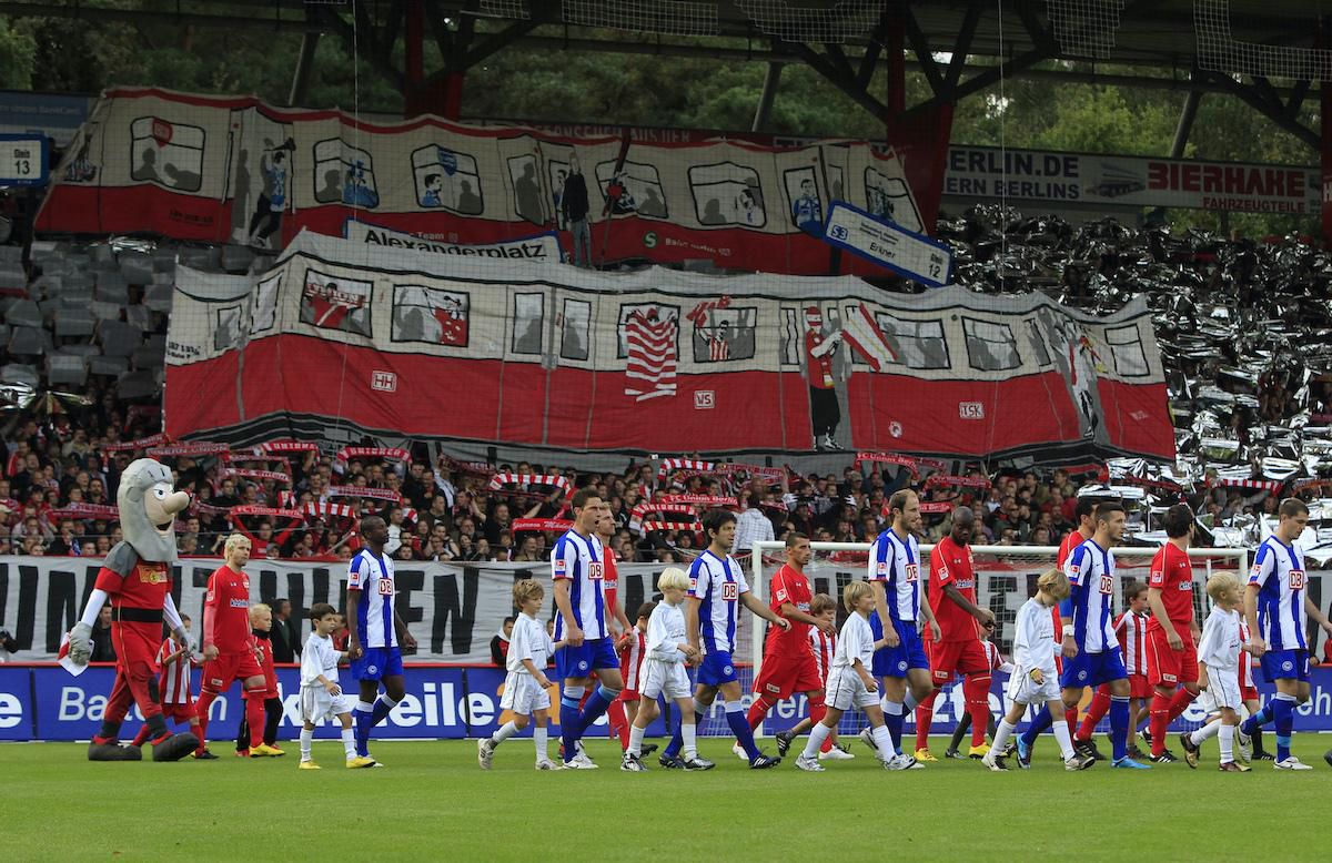 Zápas 1. FC Union Berlín vs. Hertha BSC Berlín z roku 2010.