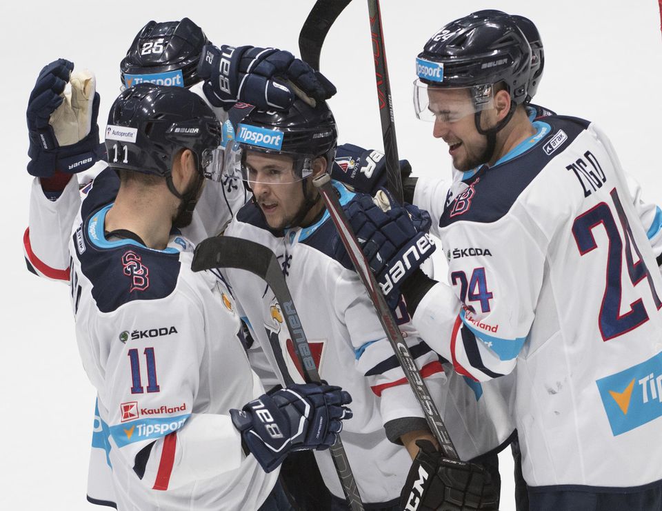 Hokejisti HC Slovan Bratislava oslavujú