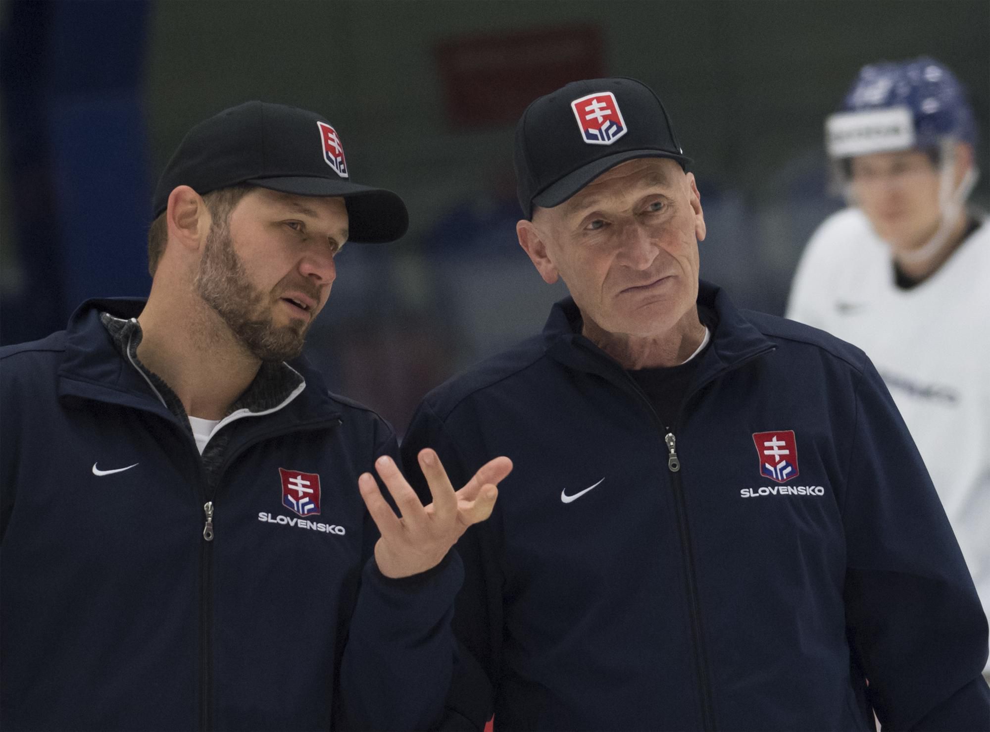 Tréner Slovenska Craig Ramsay a tréner brankárov Ján Lašák počas tréningu.