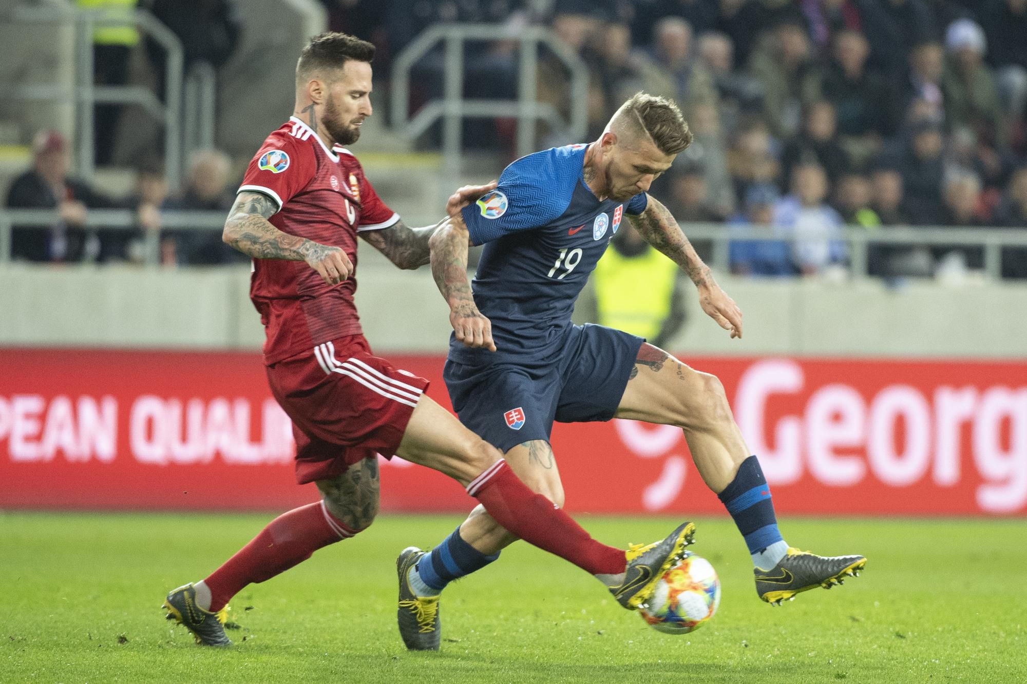 Juraj Kucka (Slovensko) a vľavo Tamás Kádaár (Maďarsko).