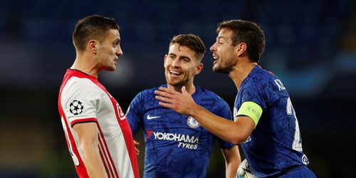 H-skupina: Divoký zápas Chelsea - Ajax, osem gólov a k tomu dve červené karty