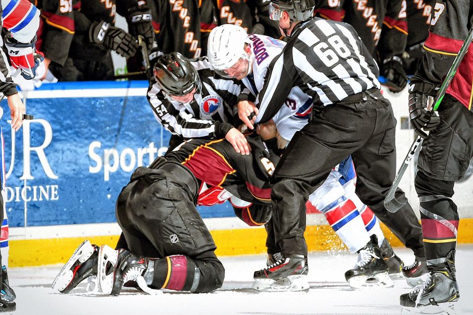 Marko Daňo a Will Borges počas bitky na ľade AHL