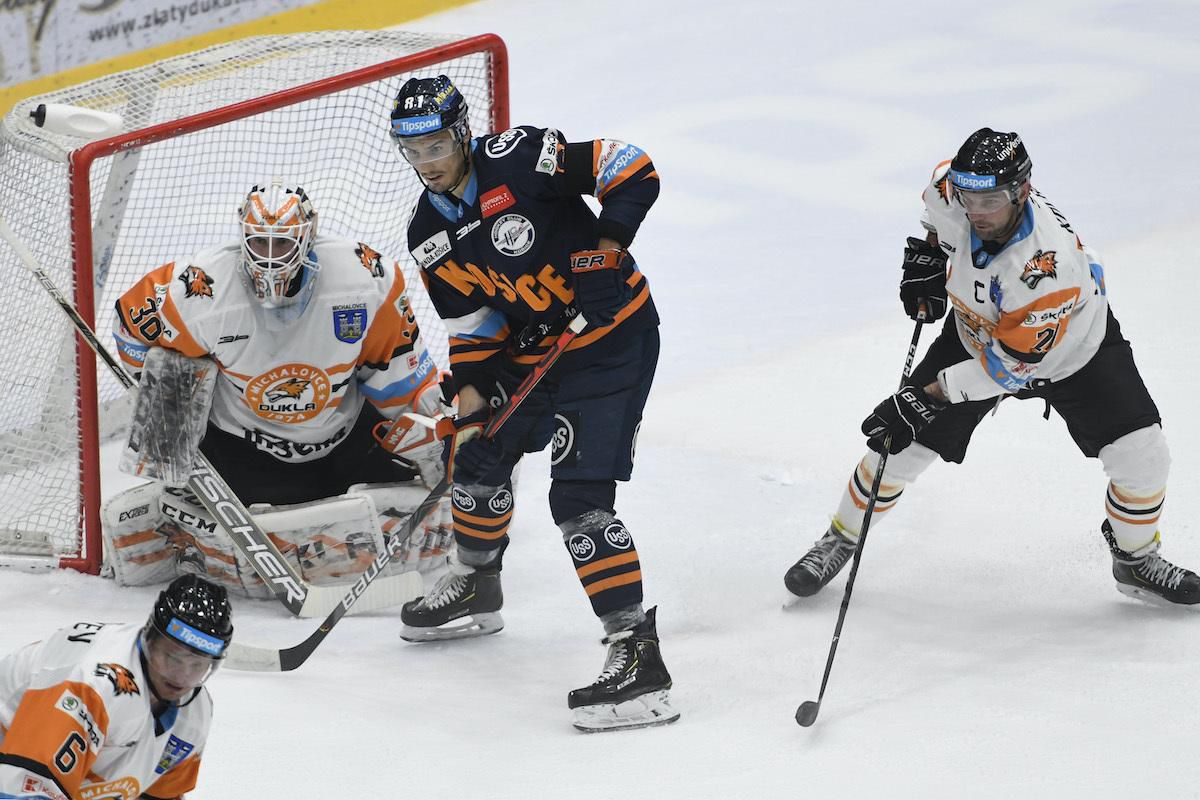 Dmitrij Vorobjev, brankár Adam Trenčan (Dukla Ingema Michalovce), Branislav Rapáč (HC Košice) a vpravo Lukáš Toma (Dukla Ingema Michalovce).