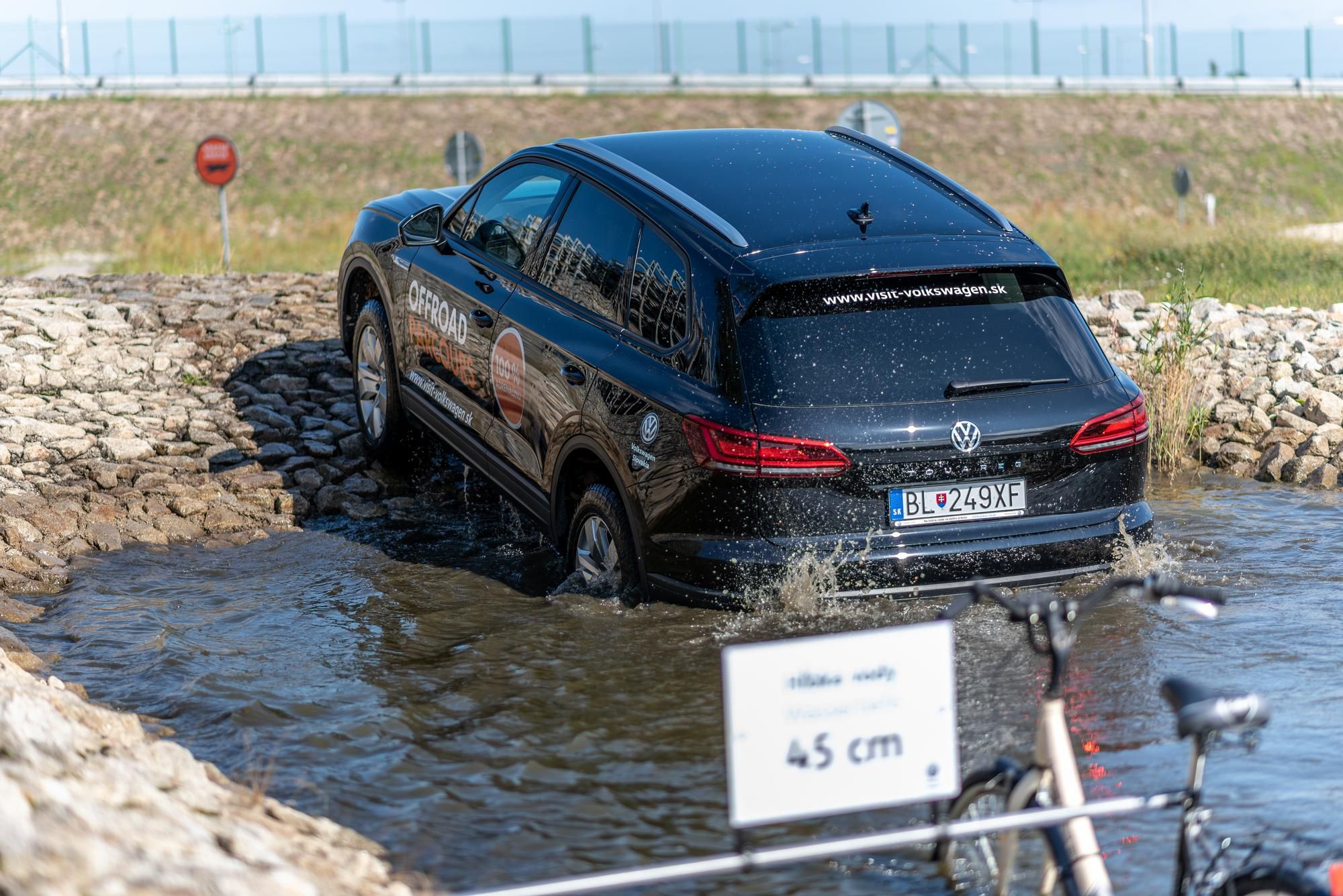 SUV, ktoré si rado dopraje osvieženie vo vodnej priekope.