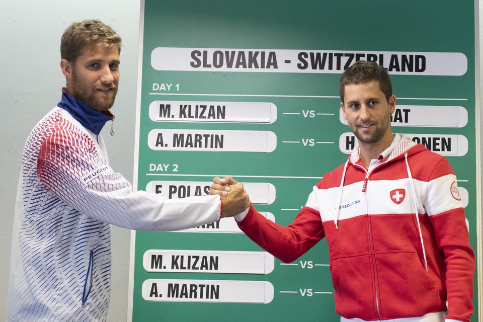 Martin Kližan (Slovensko) a vpravo Sandro Ehrat (Švajčiarsko).
