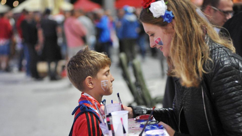 Malý fanúšik počas maľovania štátneho znaku Slovenskej republiky na tvár.