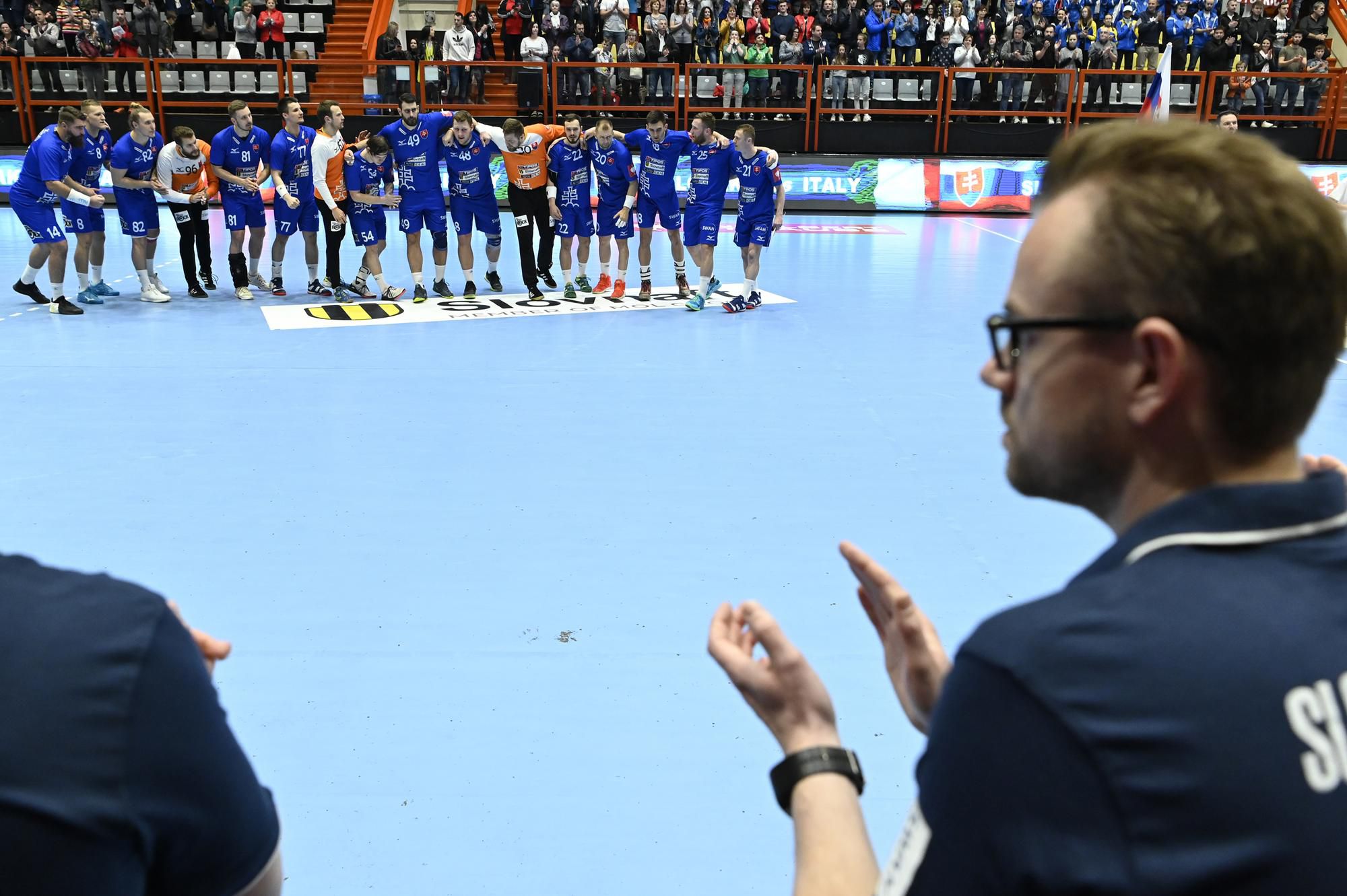 Tréner reprezentácie Slovenska Heine Ernst Jensen (vpravo) tlieska pred začiatkom kvalifikačného zápasu Slovensko - Taliansko