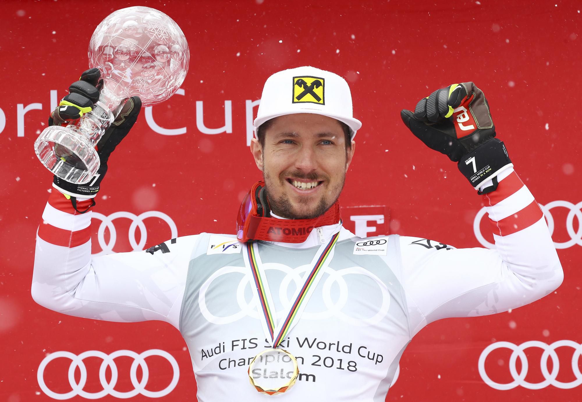 Rakúsky slalomár Marcel Hirscher pózuje s malým kryštáľovým glóbusom.