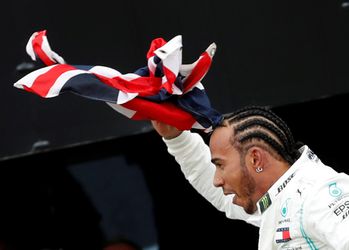 Veľká cena Maďarska: Lewis Hamilton víťazom, v závere zdolal Verstappena
