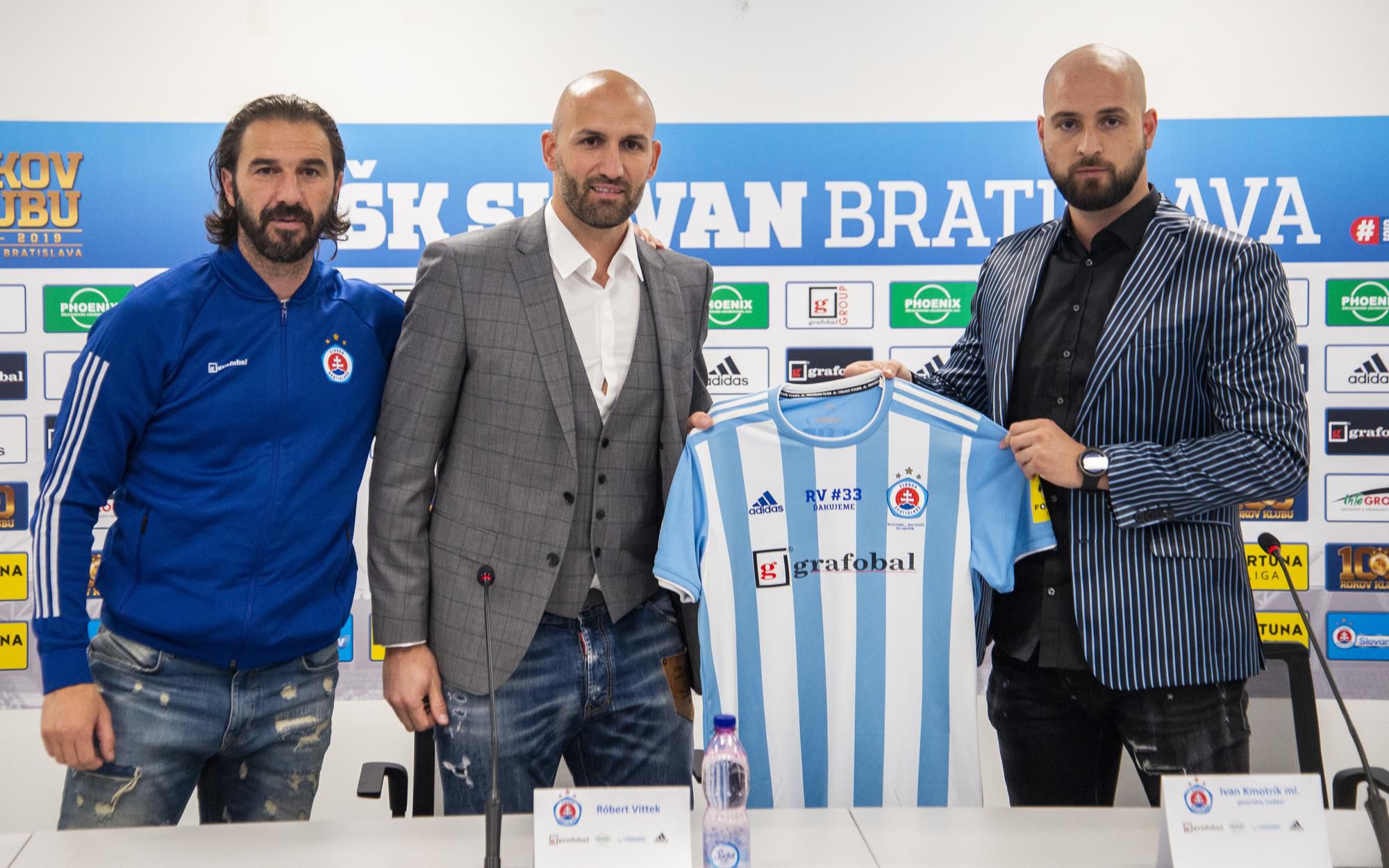 Zľava tréner ŠK Slovan Bratislava Martin Ševela, Róbert Vittek a generálny riaditeľ ŠK Slovan Bratislava Ivan Kmotrík ml.