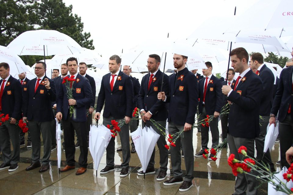 Ruskí hokejoví reprezentanti, ktorí prišli na Slovensko za účelom účasti na MS 2019, počas položenia kvetov na Slavíne v rámci uctenia si pamiatky vojakov, ktorí zahynuli pri oslobodzovaní slovenského hlavného mesta.