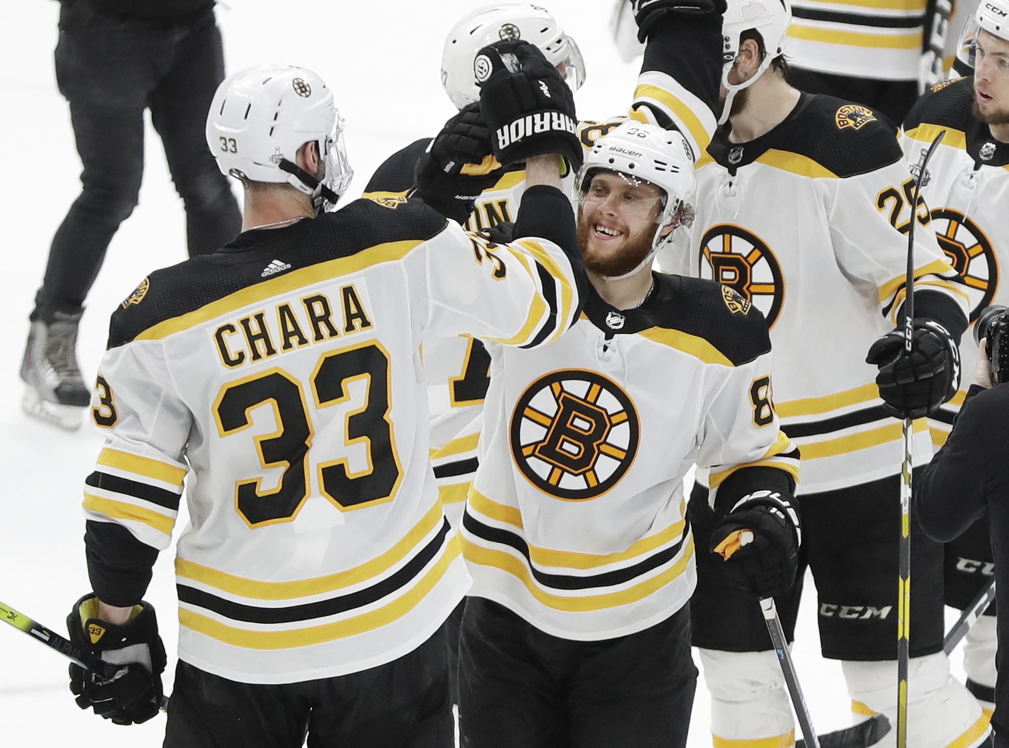 Zdeno Chára oslavuje so spoluhráčmi z Bostonu Bruins