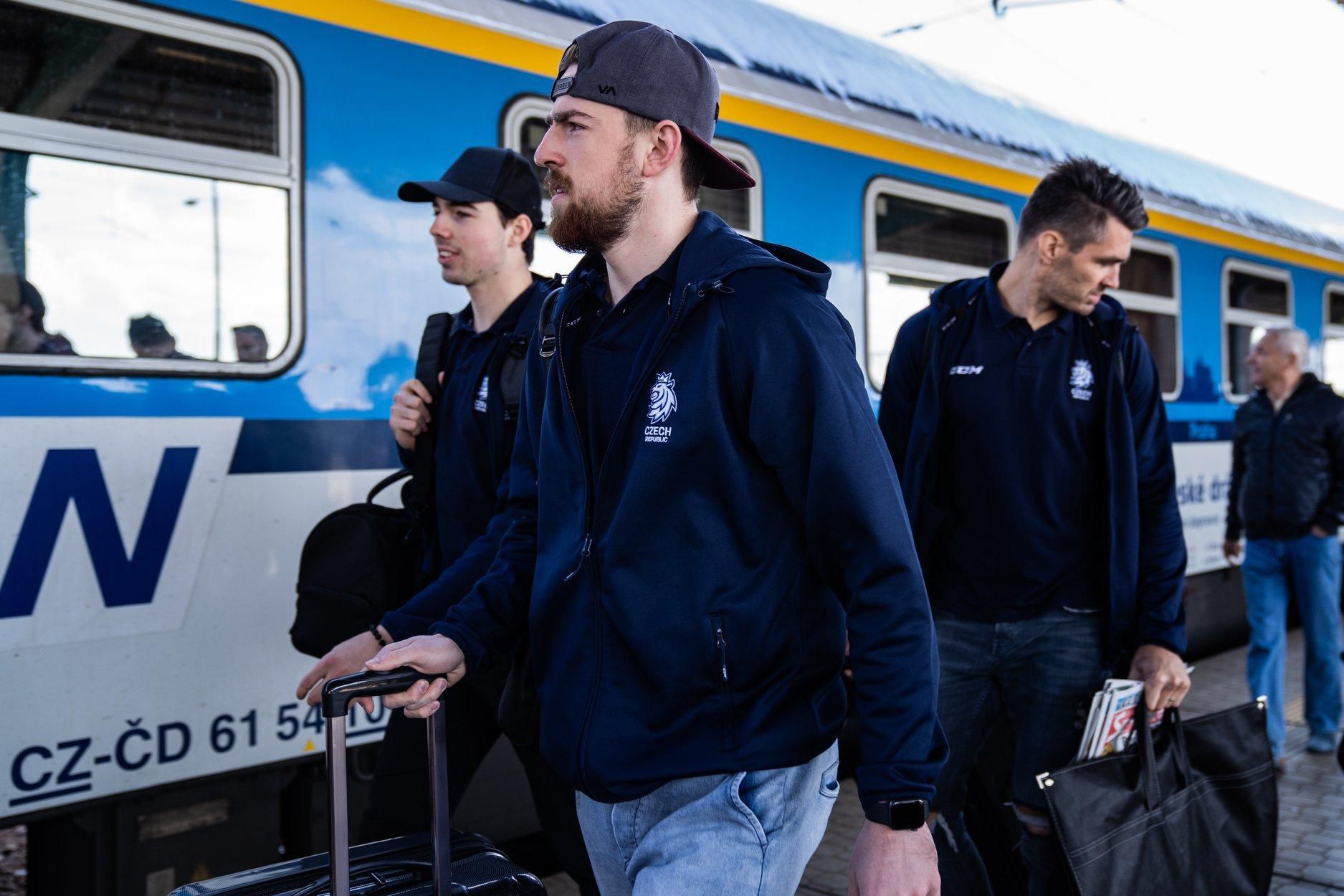 Českí hokejisti pricestovali na MS do Bratislavy vlakom.